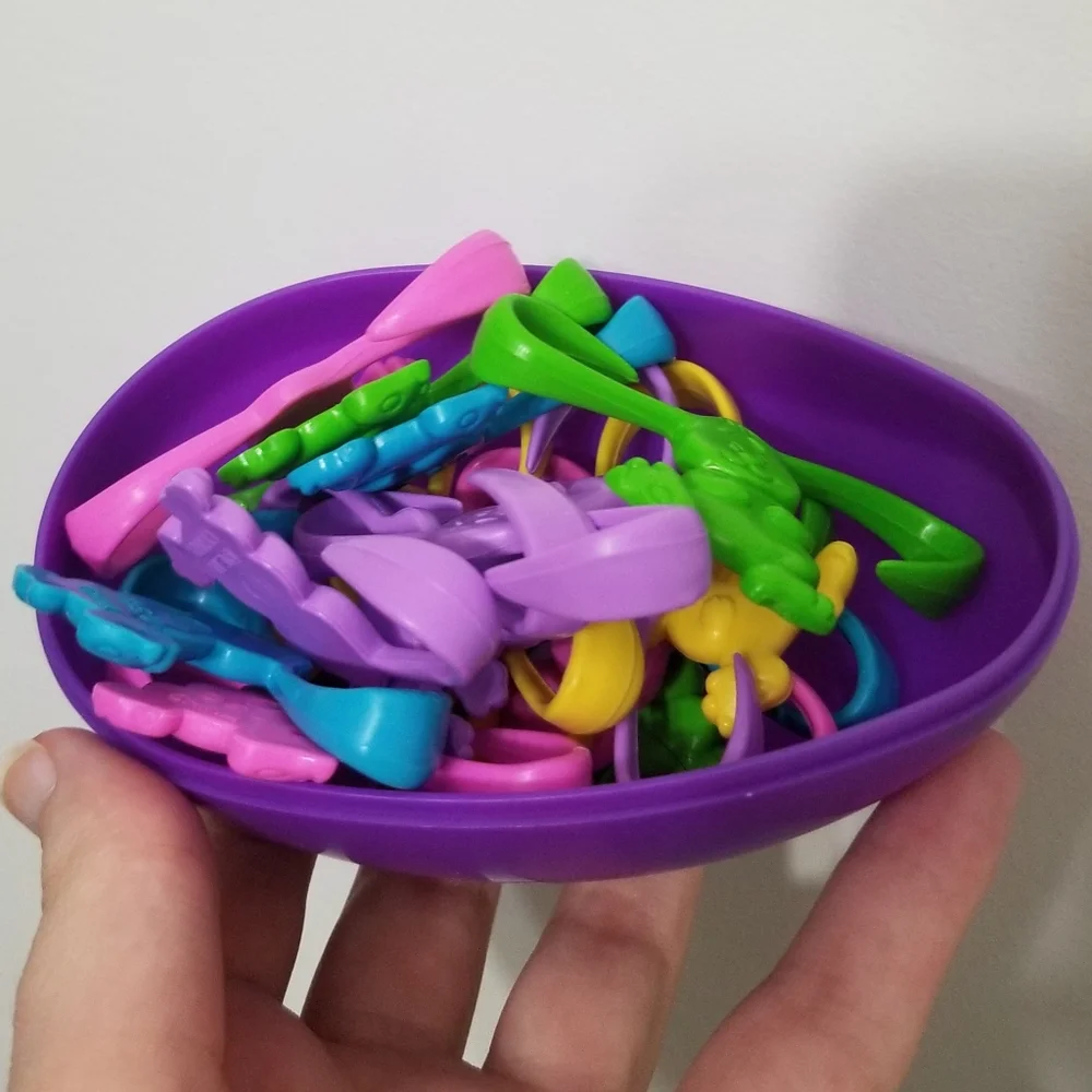 EUC Egg of Bunnies (like Barrel of Monkeys) game